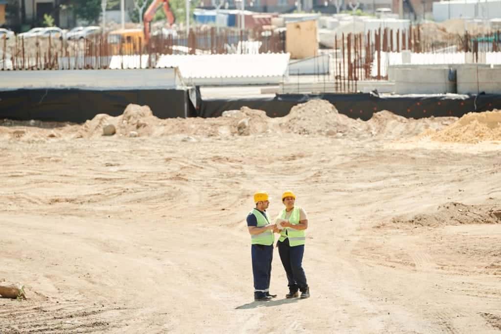 מהנדס באתר בנייה בודק את המבנה